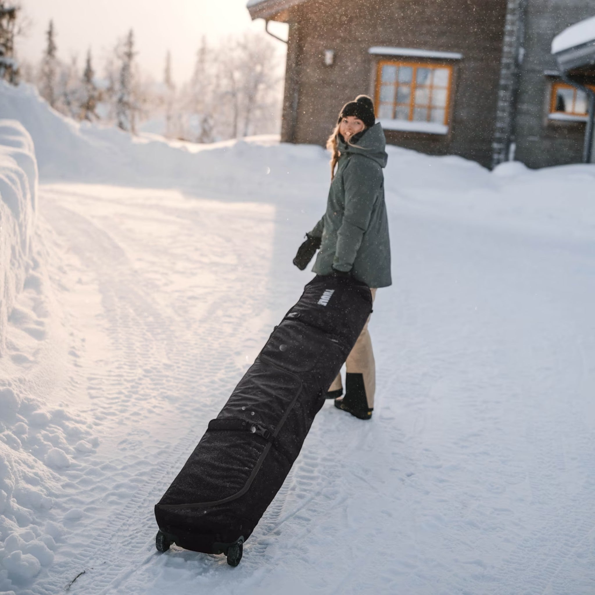 Thule RoundTrip Snowboard Roller Bag - FERAL