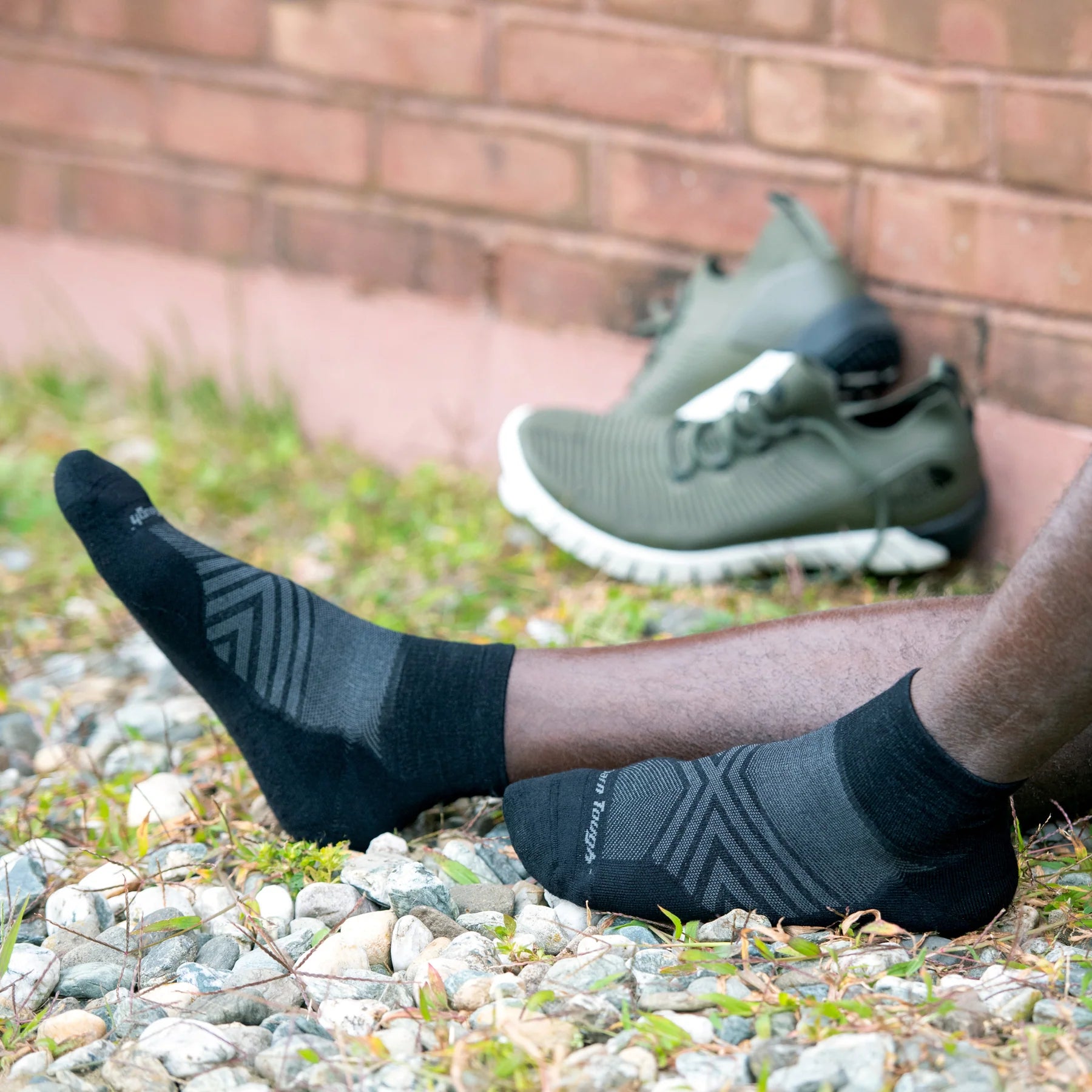 Darn Tough Men's Quarter Ultra Lightweight No Cushion Running Socks - FERAL