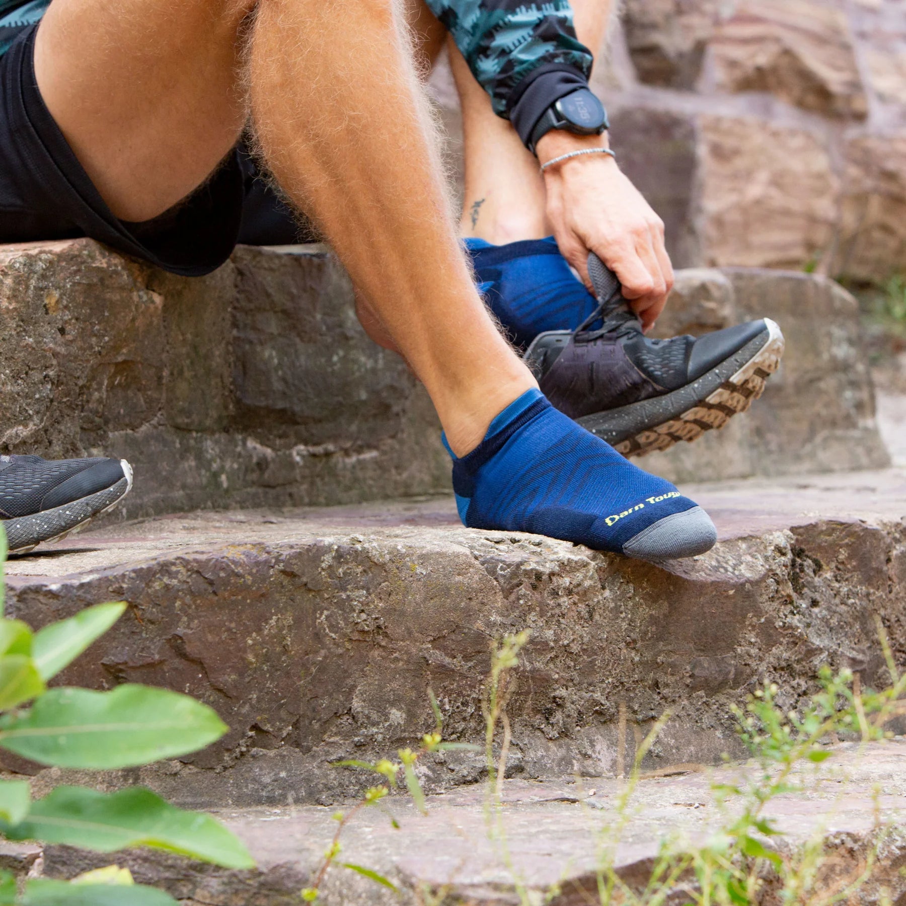 Darn Tough Men's No Show Tab No Cushion Ultra-Lightweight Running Socks - FERAL