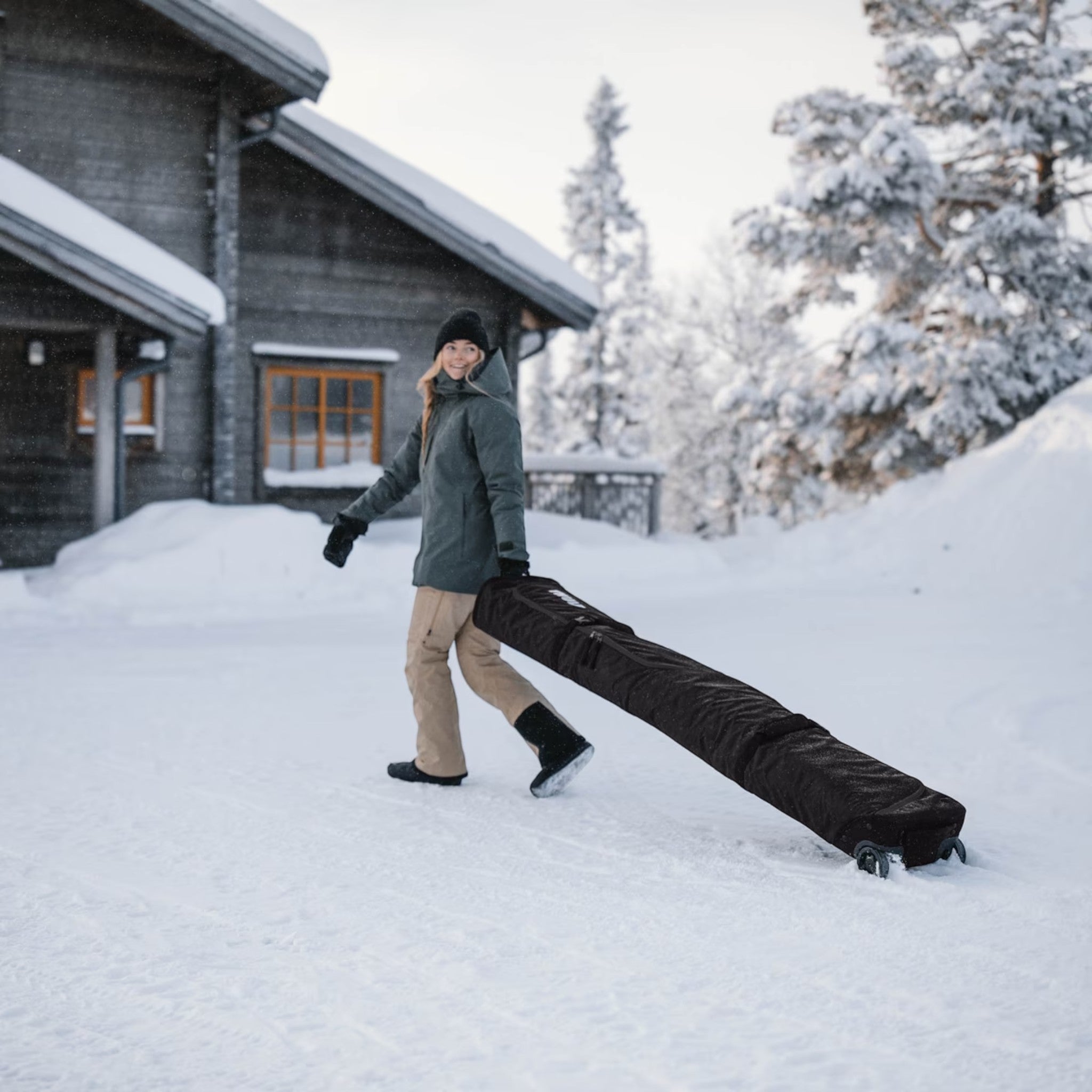 Thule RoundTrip Snowboard Roller Bag - FERAL