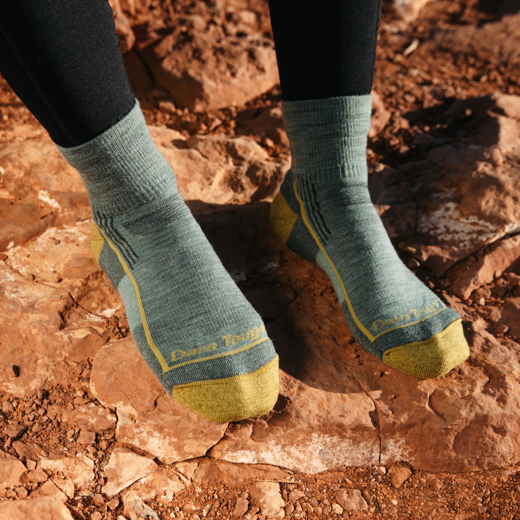 Darn Tough Women's Hiker Quarter Midweight With Cushion Hiking Socks